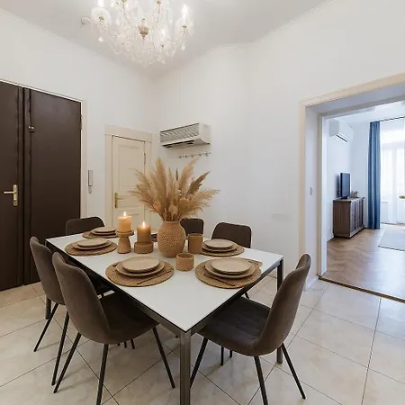 Apartment Dusni Street Gem *